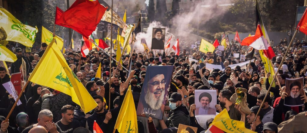 I manifestanti espongono ritratti del defunto leader di Hezbollah Hassan Nasrallah durante una manifestazione contro i negoziati diretti tra Israele e il Libano, a Beirut, in Libano, ad aprile 11, 2026. REUTERS/Adnan Abidi REUTERS
