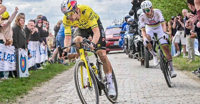 12 aprile 2026, Roubaix, Francia nella foto : il belga Wout van Aert e lo sloveno Tadej Pogacar 