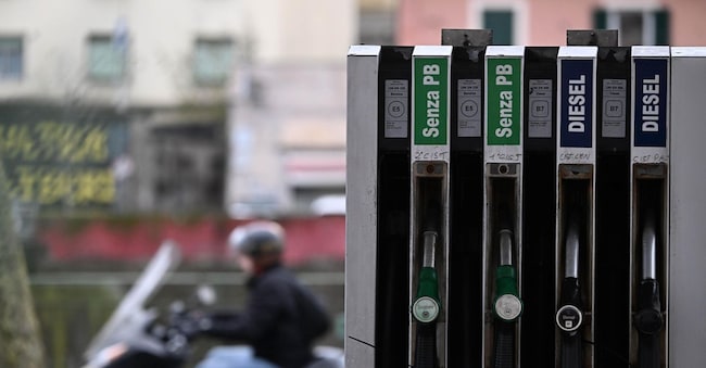 Il prezzo del carburante in forte aumento, in particolare il gasolio, ha superto i 2 euro al litro in alcuni distributori genovesi. Genova, 10 marzo 2026.ANSA/LUCA ZENNARO (generica benzina, super senza piombo, gasolio, distributore, carburanti, prezzo alla pompa, accise) ANSA