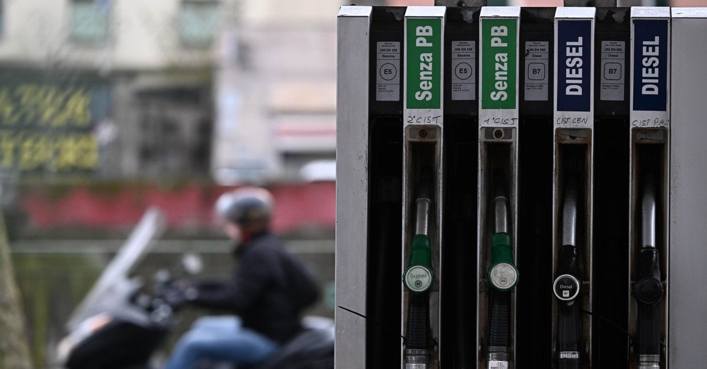 Caro carburante, le compagnie incassano 88 milioni in più a settimana