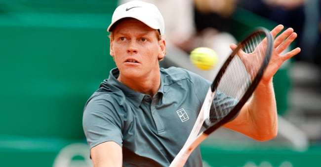 L'italiano Jannik Sinner in azione durante la semifinale contro il tedesco Alexander Zverev al torneo ATP Masters di Monte Carlo a Roquebrune Cap Martin, in Francia, l'11 aprile 2026.  EPA/SEBASTIEN NOGIER EPA