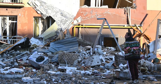 Un abitante del posto si trova davanti a un edificio residenziale gravemente danneggiato in seguito a un attacco russo a Odessa, in Ucraina, lunedì 6 aprile 2026. (Foto AP/Michael Shtekel) APN