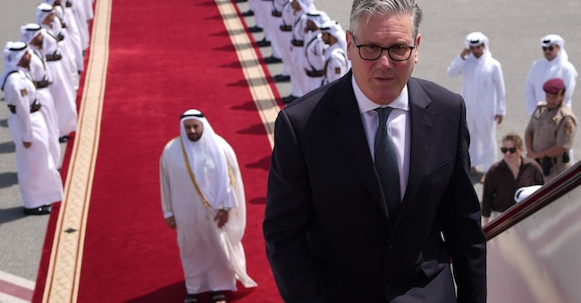 Il primo ministro britannico Keir Starmer sale a bordo di un aereo all'aeroporto di Doha, in Qatar, venerdì 10 aprile 2026, al termine della sua visita di tre giorni nella regione del Golfo. (Foto AP/Alastair Grant, Pool)    Associated Press / LaPresse Solo Italia e Spagna APN