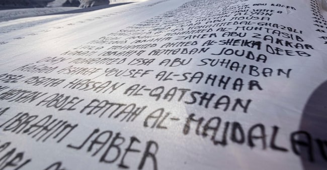 Il sudario con i nomi dei bambini uccisi mostrato durante la manifestazione “non dimenticare un sole nome” in memoria dei bambini palestinesi uccisi durante i bombardamenti israeliani in Palestina, Roma, 10 aprile 2026.  // The long shroud with the names of the murdered children displayed during he demonstration titled 'Don't Forget a Single Name" in memory of Palestinian children killed during Israeli bombings in Palestine, in Rome, Italy, 10 April 2026. The shroud is 25 meters long and 7 meters wide, and bears the names, one by one, of 18,457 girls and boys killed in Gaza by Israeli bombings and drones.
ANSA/MASSIMO PERCOSSI ANSA
