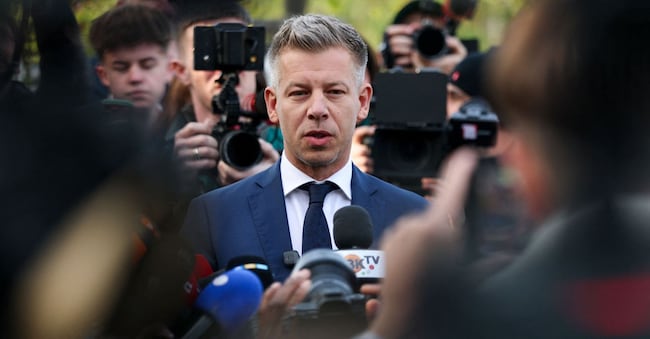 Peter Magyar, leader del partito di opposizione Tisza, parla con i media dopo aver votato alle elezioni parlamentari ungheresi a Budapest, Ungheria, il 12 aprile 2026. REUTERS/Leonhard Foeger REUTERS