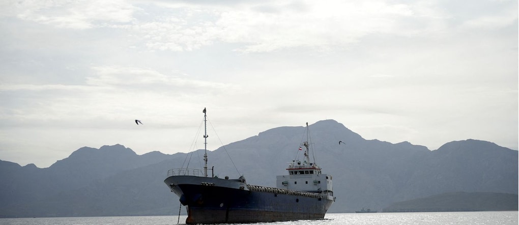 Una nave nello Stretto di Hormuz, al largo della costa della provincia di Musandam, in Oman, 12 aprile 2026. REUTERS REUTERS