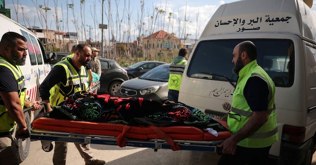 I membri della protezione civile trasportano il corpo di Taleen, di un anno e mezzo, rimasta uccisa in un attacco israeliano nel villaggio di Srifa insieme ad altri tre membri della sua famiglia, il giorno del funerale presso la moschea di Al Kharab a Tiro, in Libano, il 12 aprile 2026. REUTERS Reuters