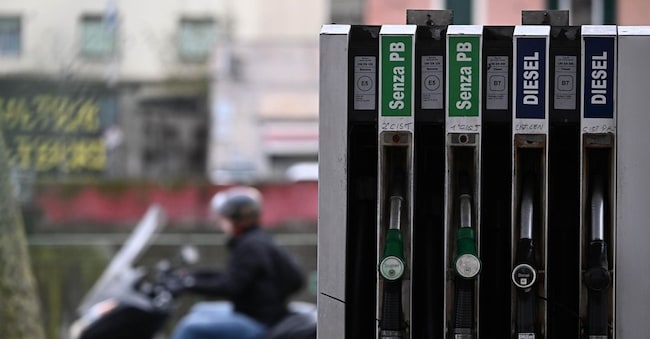 Il prezzo del carburante in forte aumento, in particolare il gasolio, ha superto i 2 euro al litro in alcuni distributori genovesi. Genova, 10 marzo 2026.ANSA/LUCA ZENNARO (generica benzina, super senza piombo, gasolio, distributore, carburanti, prezzo alla pompa, accise) ANSA