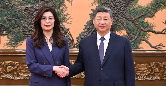 Una foto diffusa dal Kuomintang (KMT) ritrae la presidente del principale partito di opposizione di Taiwan, Cheng Li-wun (a sinistra), e il presidente cinese Xi Jinping (a destra) mentre posano per una foto durante il loro incontro a Pechino, in Cina, il 10 aprile 2026. EPA