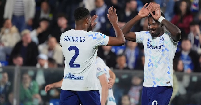Denzel Dumfries e Marcus Thuram dell'Inter esultano dopo aver segnato durante la partita di calcio di Serie A tra Como e Inter allo stadio Giuseppe Sinigaglia di Como LAPRESSE