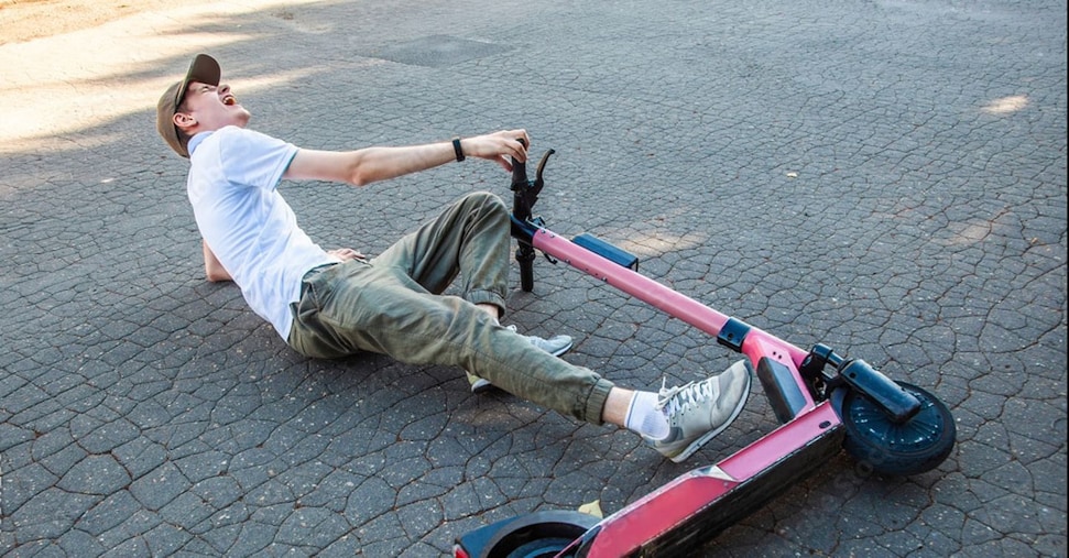 Dai traumi alle fratture ai denti: è boom  di infortuni da monopattino elettrico