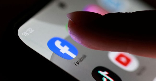 FILE PHOTO: The Facebook, TikTok and YouTube app icons are seen on a smartphone in this illustration taken October 27, 2025. REUTERS/Dado Ruvic/File Photo REUTERS