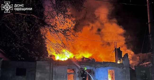 Un vigile del fuoco interviene sul luogo di un edificio residenziale colpito durante gli attacchi notturni con droni russi, nel contesto dell'offensiva russa contro l'Ucraina, a Odessa, Ucraina, l'11 aprile 2026. Ufficio stampa del Servizio statale di emergenza dell'Ucraina nella regione di Odessa/Foto fornita tramite REUTERS via REUTERS