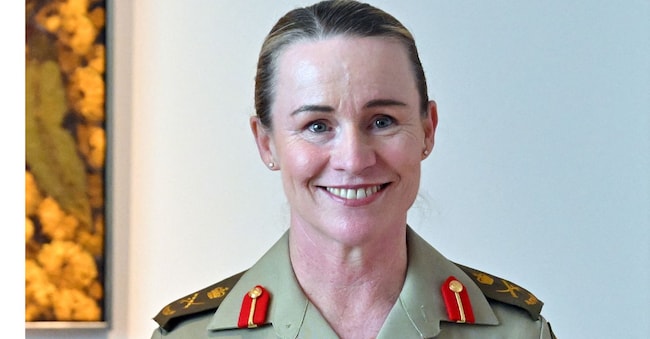 Il tenente generale Susan Coyle, neo-nominata capo dell'esercito, posa per i fotografi dopo una conferenza stampa tenutasi presso il Parlamento a Canberra, in Australia, il 13 aprile 2026. Foto AAP/Mick Tsikas/via REUTERS via REUTERS