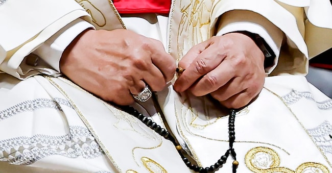 Il rosario di Papa Leone XIV durante la veglia di preghiera del Santo Rosario per la pace, nella Basilica di San Pietro, in Città del Vaticano, l'11 aprile 2026. ANSA/ANGELO CARCONI ANSA