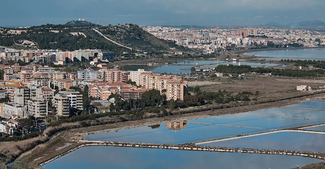 Cagliari - Vista aerea del litorale della spiaggia del Poetto  - Sardegna  (Adobe Stock)