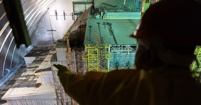 Sotto la cupola di Chernobyl, centrale nucleare colpita da un drone russo.  (Imagoeconomica)