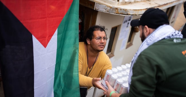 Domenica 12 aprile 2026, a Barcellona, in Spagna, alcuni attivisti preparano i rifornimenti a bordo di una nave che partecipa alla Flottiglia Globale Sumud diretta a Gaza. (Foto AP/Joan Mateu Parra) APN