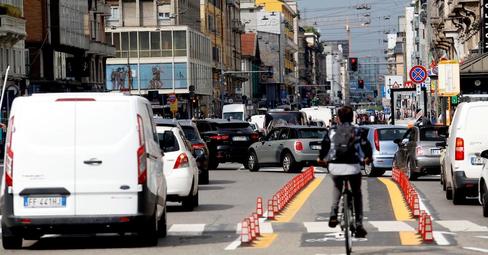 Mobilità, 30 milioni in viaggio ogni giorno. L’auto resta regina, trasporto pubblico fermo al 17%