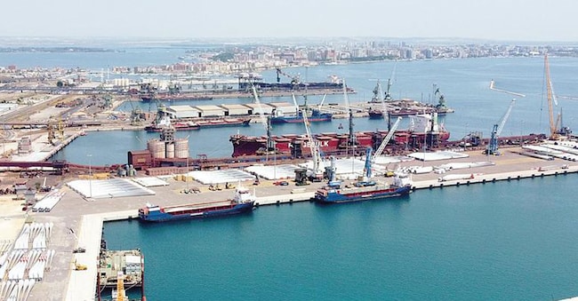 Veduta del porto di Taranto, area destinata a bonifica e a ospitare  nuove imprese