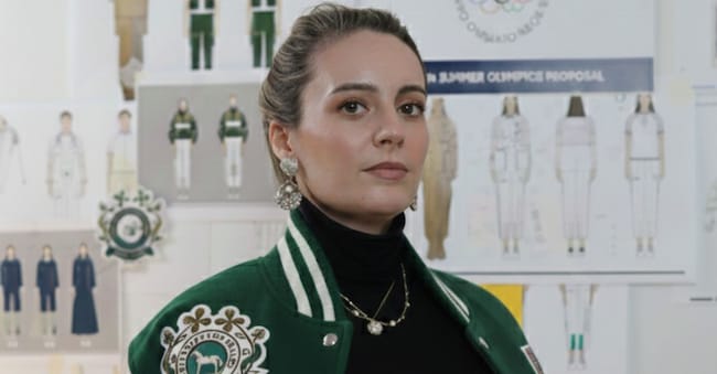 La stilista Laura Weber indossa la divisa che ha disegnato per il team irlandese delle Olimpiadi di Parigi 2024. ©Julie Sarah Weber
