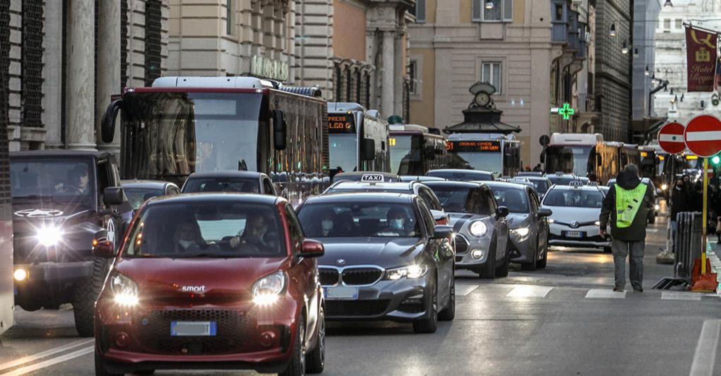 Negli spostamenti casa-lavoro 3 italiani su 4 scelgono l’auto