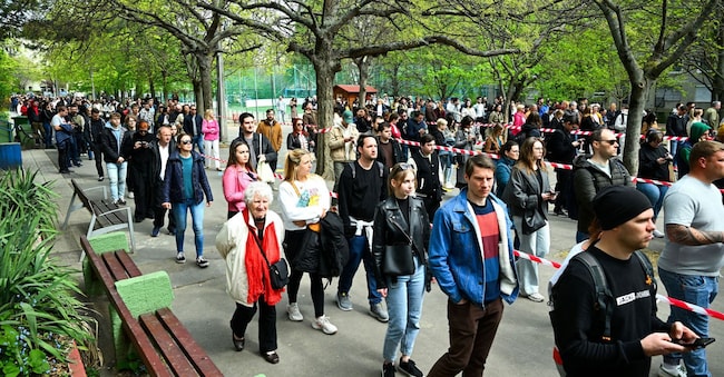 La gente fa la fila per votare fuori da un seggio elettorale durante le elezioni parlamentari ungheresi a Budapest, Ungheria, il 12 aprile 2026. Molti i giovani, i quali  dopo il voto sono scesi in piazza a festeggiare l’esito del voto (REUTERS/Elisabeth Mandl)