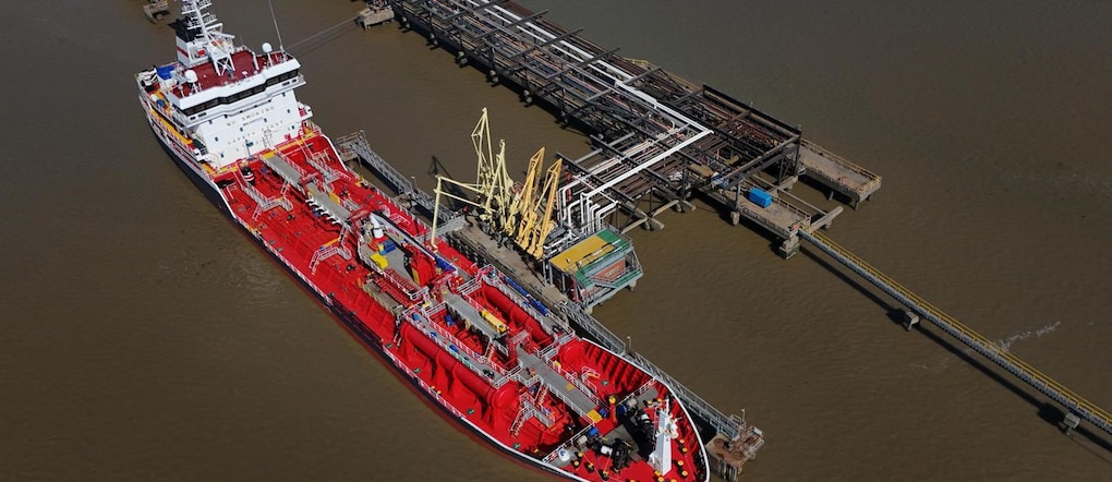 Un'immagine ripresa da un drone mostra i serbatoi di stoccaggio di petrolio, gas e carburante presso il Navigator Terminal di Grays, in Gran Bretagna, il 14 aprile 2026. I prezzi del petrolio hanno superato nuovamente i 100 dollari al barile, mentre la Marina degli Stati Uniti avvia un blocco dello Stretto di Hormuz a seguito del fallimento dei negoziati di cessate il fuoco tra Iran e Stati Uniti. Nel frattempo, il leasing di veicoli elettrici ha registrato un'impennata in tutta Europa a causa dell'aumento dei prezzi della benzina legato alla guerra con l'Iran.  EPA/NEIL HALL EPA