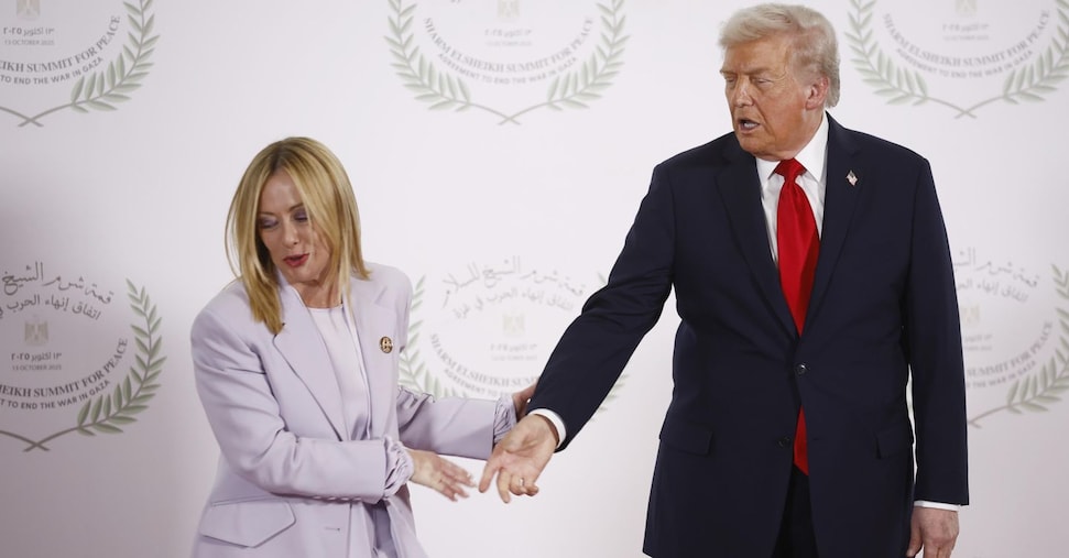 Trump: «Scioccato da Meloni, pensavo avesse coraggio». Solidarietà da Schlein: «Doverosa la difesa del Papa»