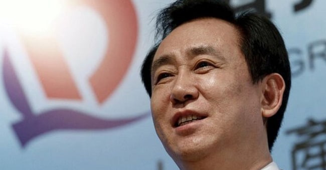 Xu Jiayin, in cinese mandarino, oppure Hui Ka Yan, in cantonese: è l’imprenditore che ha fondato il colosso delle costruzioni Evergrande. Nel processo di Shenzhen ha riconosciuto la sua colpevolezza