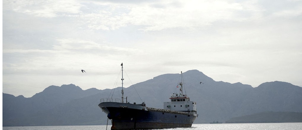 Una nave nello Stretto di Hormuz, vicino alla costa dell’Oman REUTERS/File Photo REUTERS
