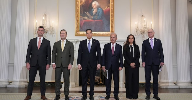 Da sinistra: Michael Needham, consigliere del Dipartimento di Stato degli Stati Uniti, l’ambasciatore degli Stati Uniti presso le Nazioni Unite Mike Waltz, il segretario di Stato Marco Rubio, l'ambasciatore degli Stati Uniti in Libano Michel Issa, l'ambasciatrice libanese negli Stati Uniti Nada Hamadeh Moawad e l'ambasciatore israeliano negli Stati Uniti Yechiel Leiter posano per una foto prima di una riunione al Dipartimento di Stato a Washington APN