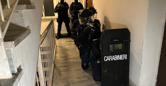 Dalle prime luci dell’alba, i Carabinieri del Nucleo Investigativo di Roma stanno dando esecuzione a un’ordinanza, emessa dal G.I.P. del Tribunale di Roma su richiesta della Direzione Distrettuale Antimafia della Procura capitolina, che dispone la misura della custodia cautelare nei confronti di 13 persone, indiziate, a vario titolo, dei reati di associazione per delinquere finalizzata al traffico, cessione e detenzione ai fini di spaccio di sostanze stupefacenti, detenzione e porto illegale di armi e munizioni da guerra, ricettazione, lesioni personali gravi, estorsione, tentata rapina e tentato omicidio, alcuni dei quali aggravati dall’aver agito con modalità mafiose. Foto: Arma dei Carabinieri
