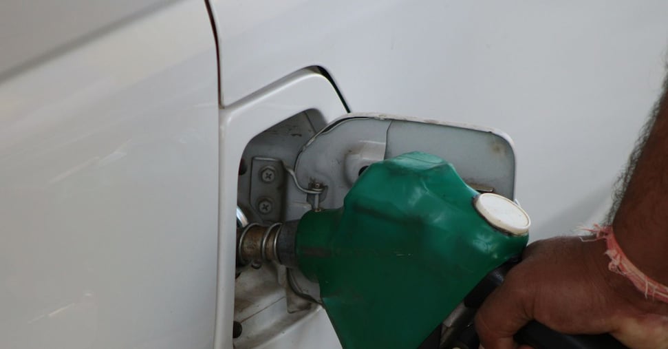 Caro carburanti, i dem propongono di dimezzare le accise in Sicilia e Sardegna