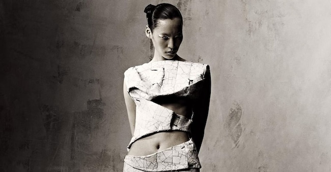 Qui e nell’articolo, alcuni modelli, il laboratorio londinese e gli strumenti con cui Liwen Liang realizzai suoi abiti scultura, fatti con fogli sottilissimidi ceramica: il designer cinese assembla impasti di argilla e colla come se fossero carta, poi li compone sui tessuti, macinandoli in modo da renderli morbidi, flessibili e portabili