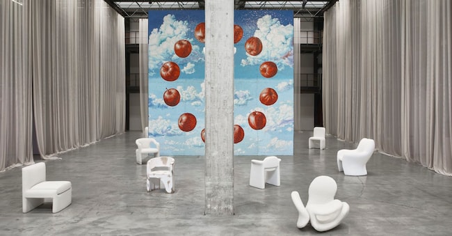 La Galleria Nilufar, 12 Chairs for Meditations di Andres Reisinger. 