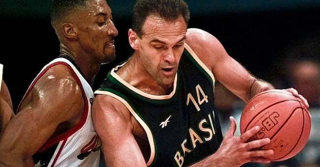 In questa foto d'archivio scattata martedì 30 luglio 1996, il brasiliano Oscar Schmidt (14) supera Scottie Pipen (8) degli Stati Uniti durante i quarti di finale della competizione di pallacanestro ai Giochi Olimpici Estivi del Centenario ad Atlanta.  (AP Photo/Hans Deryk, Archivio)