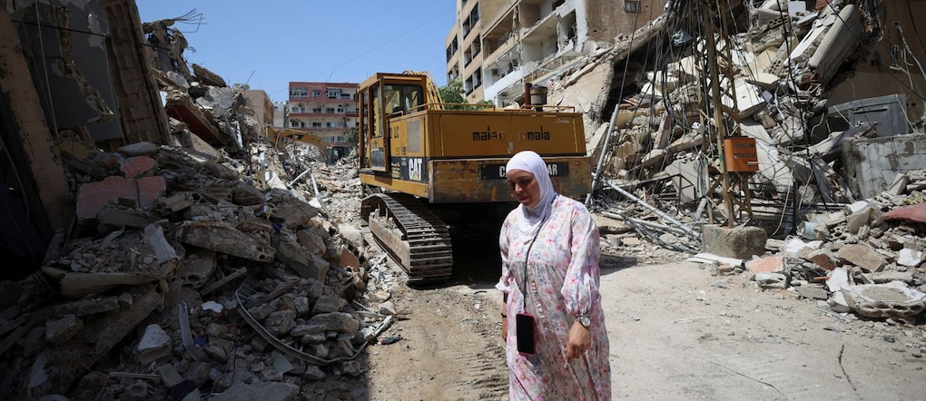 Una donna cammina sul luogo di un attacco israeliano avvenuto prima dell’entrata in vigore del cessate il fuoco di 10 giorni tra Libano e Israele, a Tiro, in Libano, il 17 aprile 2026. REUTERS/Louisa Gouliamaki REUTERS