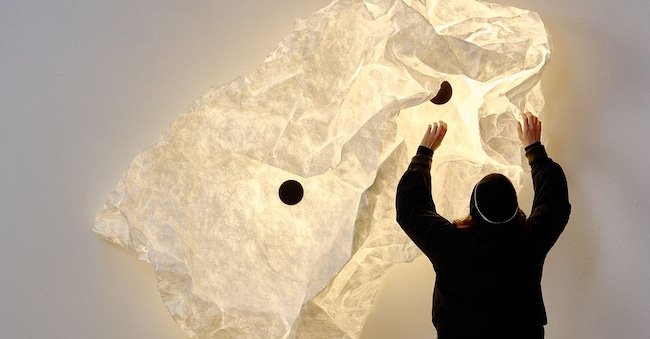 La lampada Maap di Erwan Bouroullec per Flos, in materiale ultraleggero, plasmabile dall’utente