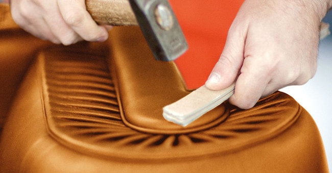 Una fase della lavorazione artigianale che caratterizza le produzioni di Poltrona Frau (Imagoeconomica)