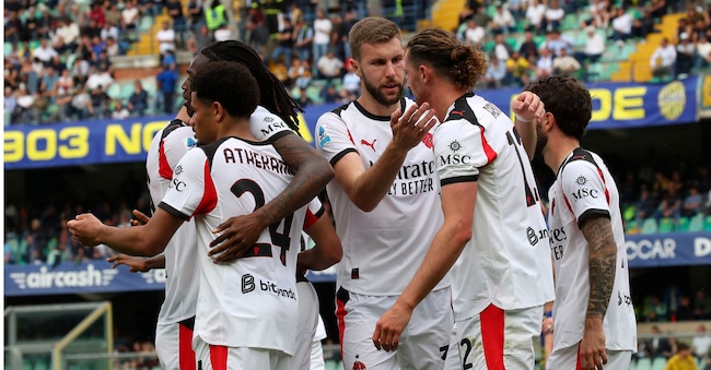L'esultanza di Adrien Rabiot dell'AC Milan dopo il gol dello 0-1 nel finale della partita di Serie A tra Hellas Verona e AC Milan allo Stadio Bentegodi di Verona, nel nord-ovest dell'Italia - domenica 19 aprile 2026. Sport - Calcio. (Foto di Paola Garbuio/Lapresse) LAPRESSE