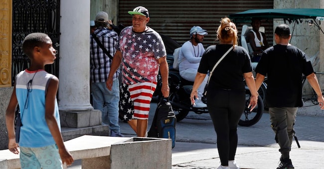  Persone che camminano in una strada dell'Avana, Cuba, il 15 aprile 2026 (foto scattata il 17 aprile 2026). A metà aprile 2026, l'isola sta affrontando una grave crisi umanitaria ed energetica a causa del blocco statunitense sulle forniture di carburante.  EPA/ERNESTO MASTRASCUSA EPA