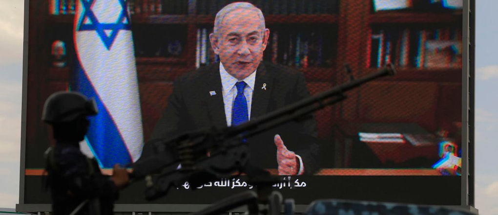  Un soldato houthi presidia una mitragliatrice accanto a un cartellone digitale raffigurante il primo ministro israeliano Benjamin Netanyahu. EPA/YAHYA ARHAB EPA
