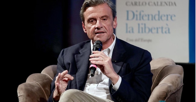 Carlo Calenda presenta il suo libro 'Difendere la libertà. L'ora dell'Europa' edito da Piemme al Teatro Litta a Milano, 15 aprile 2026. ANSA/MOURAD BALTI TOUATI ANSA