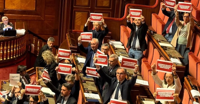 La protesta delle opposizioni in aula al Senato, in occasione del via libera al provvedimento da parte dell’aula di Palazzo Madama  
