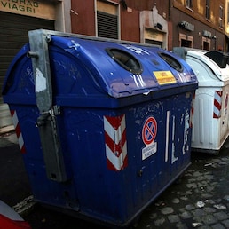 CASSONETTI   SPAZZATURA  IMMONDIZIA  RACCOLTA  DIFFERENZIATA  RIFIUTI  CENTRO STORICO