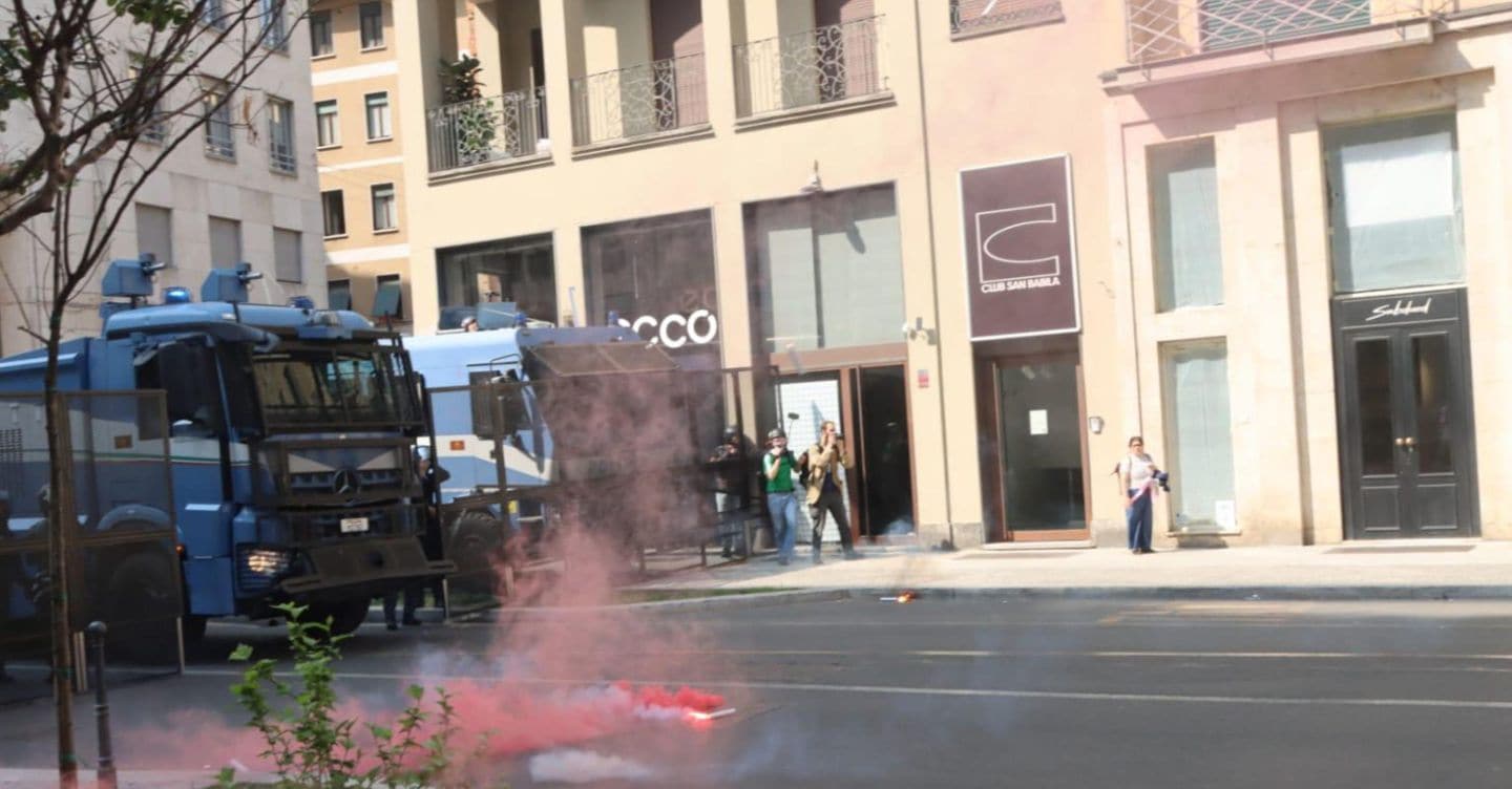 Raduno Patrioti Europei, a Milano tensioni tra antagonisti e forze dell’ordine