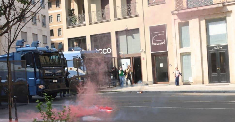 Raduno Patrioti Europei, a Milano tensioni tra antagonisti e forze dell’ordine