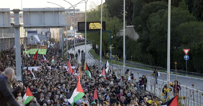 No Kings Italia, la manifestazione nazionale contro le politiche di guerra a Roma, Italia - Sabato 28 Marzo 2026 - Cronaca. (foto di Cecilia Fabiano/LaPresse)  No Kings Italy, demonstration against war politics in Rome, Italy - March 28, Saturday 2026 - News. (photo by Cecilia Fabiano/LaPresse) LAPRESSE