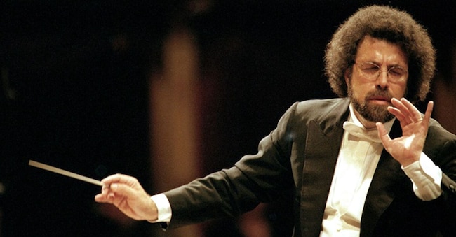 Il maestro Giuseppe Sinopoli in un'immagine d'archivio durante la seconda edizione del festival a lui dedicato dalla città di Taormina.  ANSA